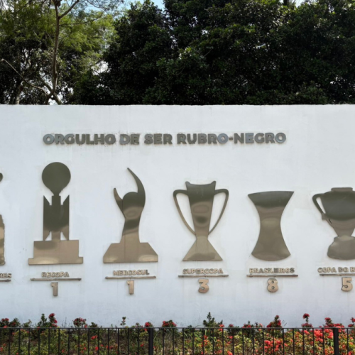 Flamengo atualiza muro do Ninho com 4ª taça da Libertadores