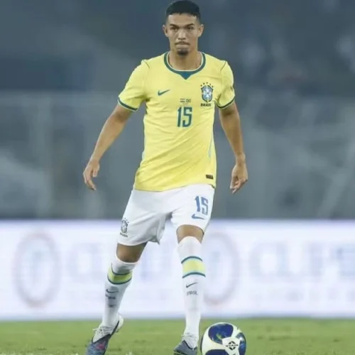 Flamengo monitora zagueiro da Seleção Brasileira, diz jornalista