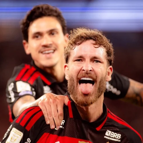 Flamengo planeja renovar contrato com Léo Pereira