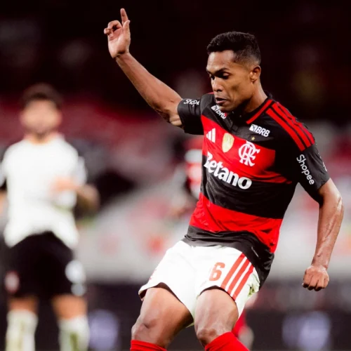 Flamengo projeta data para retorno de Alex Sandro após lesão