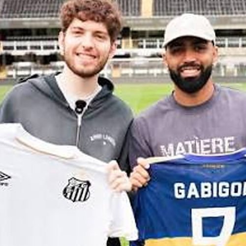 Gabigol e o influenciador Davoo Xeneize seguram camisas do Santos e do Boca Juniors no gramado