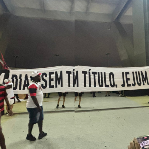 Jejum eterno! Torcida do Flamengo exibe faixa para provocar Vasco no jogo do Carioca