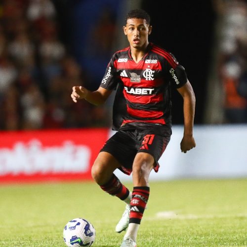 João Victor tenta mostrar trabalho a Jardim na zaga do Flamengo