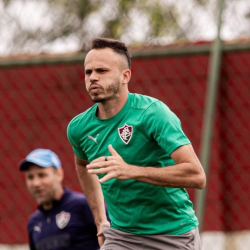 Jogador se apega em título pelo Flamengo antes de jogo do Fluminense x Palmeiras, pela Libertadores