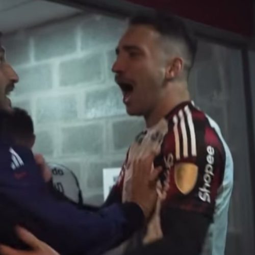 Léo Ortiz surta com Viña após jogo do Flamengo x Estudiantes