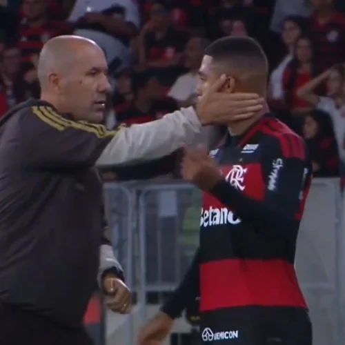 Lino explica irritação em substituição durante jogo do Flamengo
