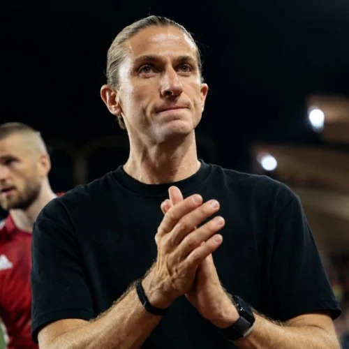 Monaco de Filipe Luís vence Lens e está na ponta do Francês
