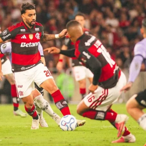 NA RAÇA! Flamengo joga mal, tem jogador expulso, arranca empate no fim e está nas semifinais da Libertadores