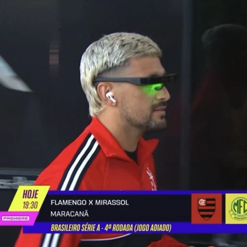 Os óculos de Arrascaeta antes de jogo do Flamengo x Mirassol