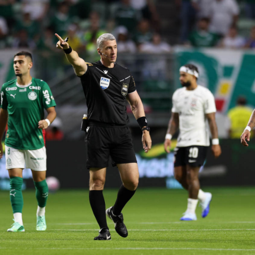 Palmeiras goleia o Corinthians e segue a um ponto do Flamengo