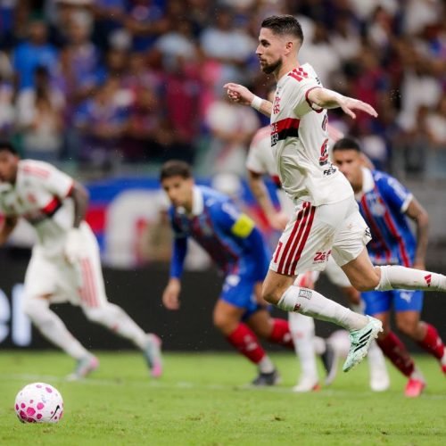 Segue o líder! Flamengo atropela Bahia na Fonte Nova e mantém liderança do Brasileirão