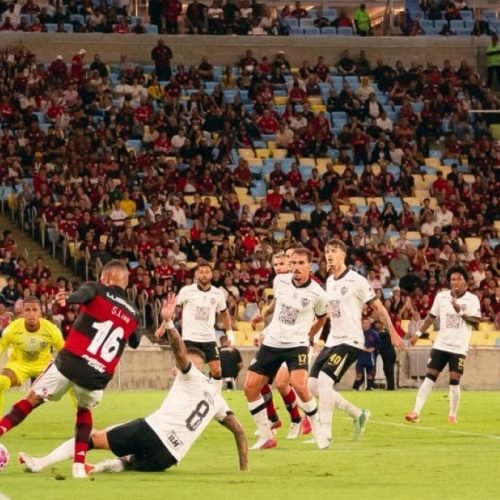 VAMOS, FLAMENGO! Com gol no último lance, Mengo vence Atlético-MG e segue líder do Brasileirão
