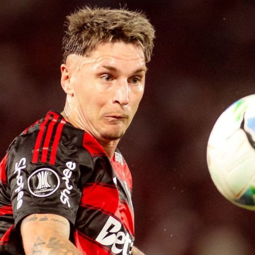 Varela concede coletiva depois de treino do Flamengo hoje