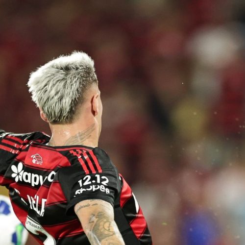Varela se emociona após brilhar em títulos do Flamengo