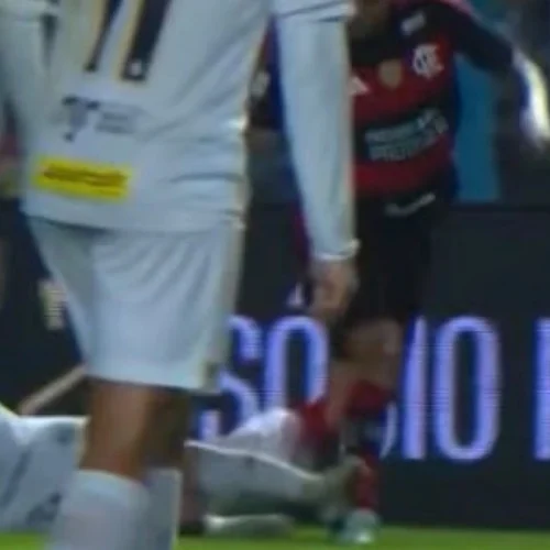 Veja imagens de lances para cartões vermelhos não dados em jogos do Flamengo