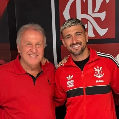 Zico dá benção a Arrascaeta em jogo do Flamengo x Del Valle no Maracanã; veja foto
